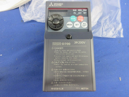 汎用インバータ(撮影のため開梱) FR-D720-0.2K