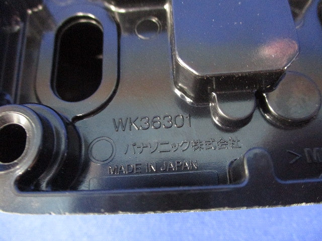 接地2P30A角型コンセント 薄形 ブラック WK36301B