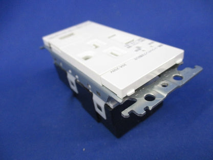 感熱・トラッキングお知らせコンセント 20A250V(ホワイト) WTN35143W