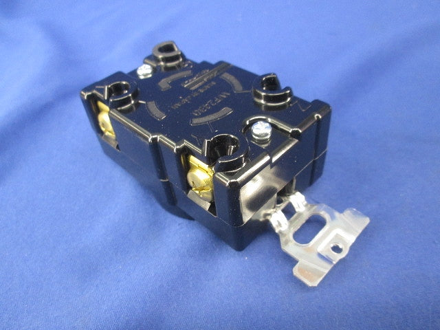 接地3P30A引掛埋込コンセント(3個入) WF2430