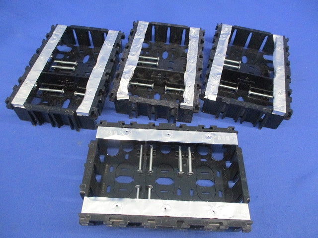 住宅用スイッチボックス 3コ用 セパレータ付・木ねじなし(4個入) DM80302