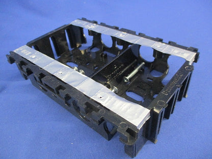 住宅用スイッチボックス 3コ用 セパレータ付・木ねじなし(4個入) DM80302