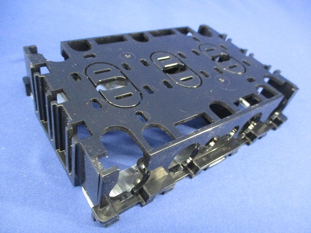 住宅用スイッチボックス 3コ用 セパレータ付・木ねじなし(4個入) DM80302