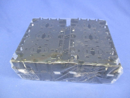 住宅用スイッチボックス 3コ用 セパレータ付・木ねじなし(4個入) DM80302