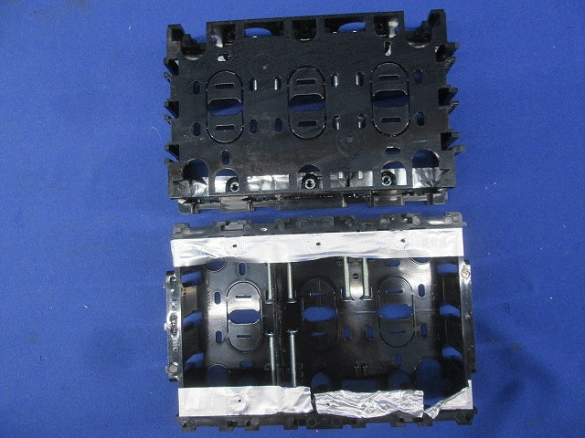 住宅用スイッチボックス 3コ用 セパレータ付・木ねじなし(5個入)(キズ・汚れ有) DM80302