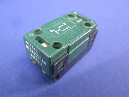 埋込｢入｣｢切｣表示スイッチ(ホワイト)ハンドルカバーなし(2個入)(キズ・汚れ有) WTC525133W