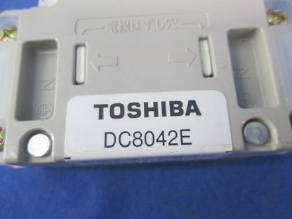 アース付抜け止めダブルコンセント キズ・汚れ有 DC8042E