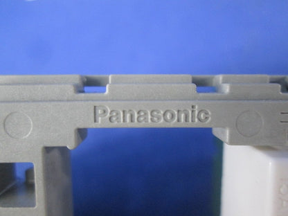 埋込シングルコンセント(取付枠付)(10セット入) WN1001SW