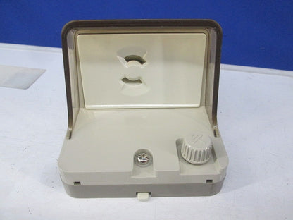 アースターミナル付フル防水コンセント(キズ・汚れ有) WK2111K