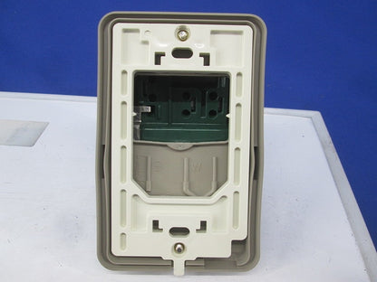 アースターミナル付フル防水コンセント(キズ・汚れ有) WK2111K