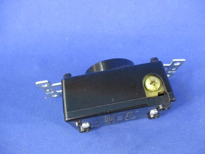 引掛形埋込コンセント 30A 3320-L6