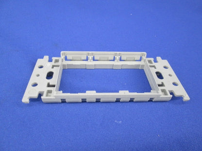 埋込絶縁コンセント取付枠(12個入) WTF3710K