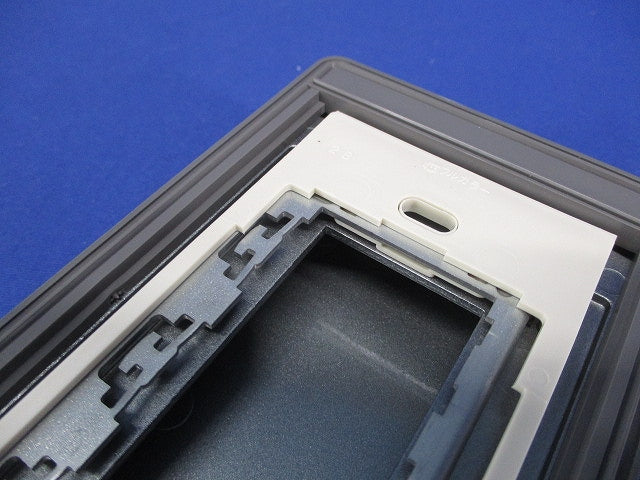 金属防滴プレート 3コ用 取付枠付 WN7803K