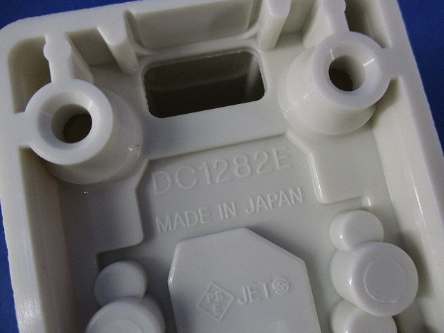 角型アース付抜止めダブルコンセント(3個入) DC1282E