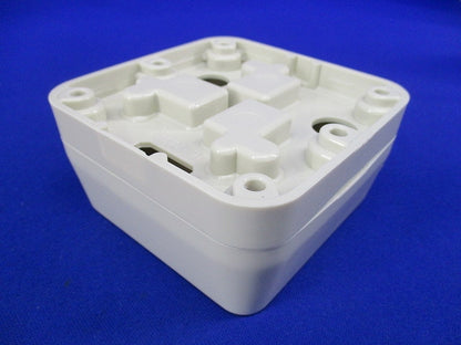 露出形接地極付コンセント JE-2E302OX