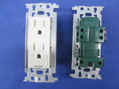 埋込扉付アースターミナル付接地ダブルコンセント(7個入) WN1152K
