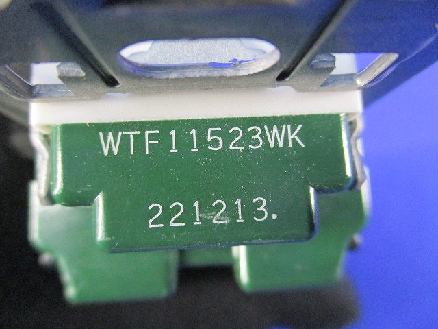 埋込扉付アースターミナル付接地ダブルコンセント(4個入)(汚れ有) WTF11523WK