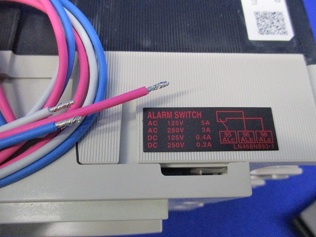 ノーヒューズブレーカ 3P30A(アラームスイッチ付) NF63-SV