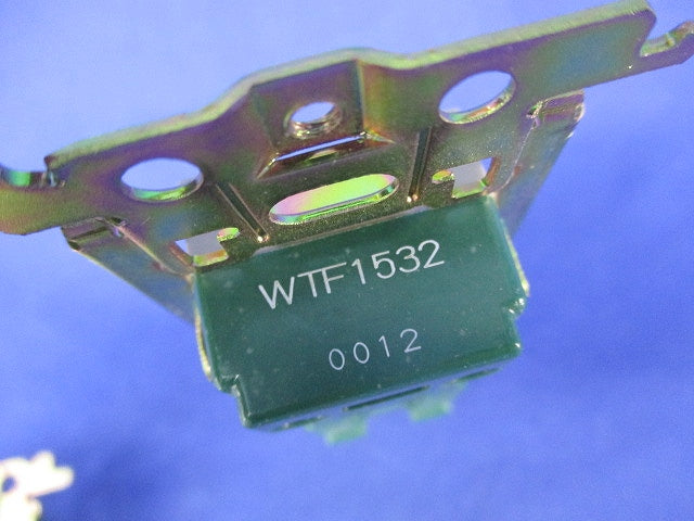 埋込アースターミナル付ダブルコンセント(金属枠付)(メーカー混在6個入)(利休色) WTF1532他