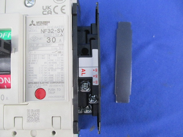 ノーヒューズブレーカ2P30A(アラームスイッチ付) NF32-SV