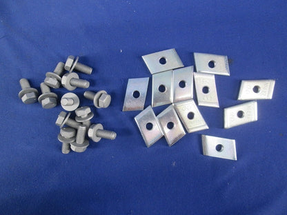 QRラック用盤取付金具(6対入) QRU1