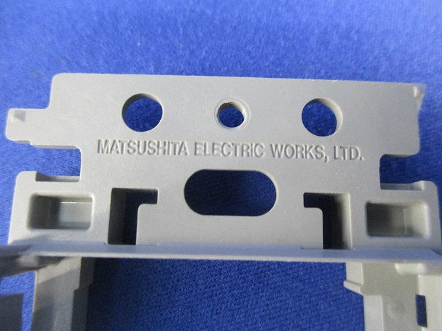 埋込絶縁コンセント取付枠(20個入) WTF3710K