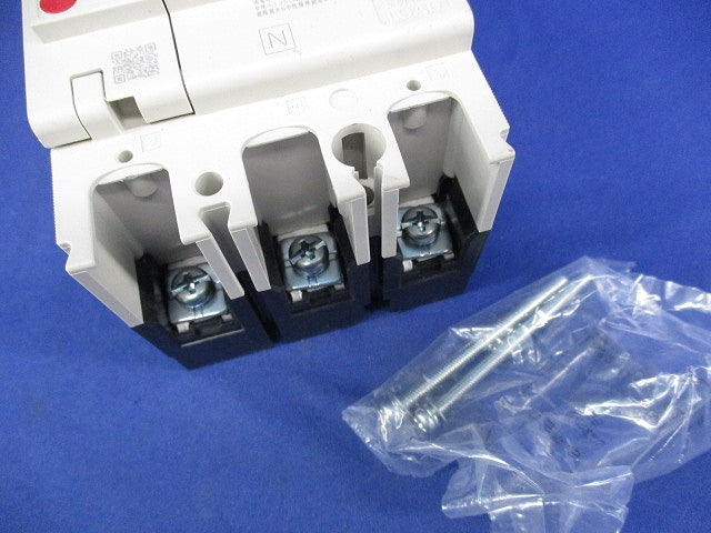 ノーヒューズブレーカ3P30A(単3中性線欠相保護付)箱違い NF63-NCV