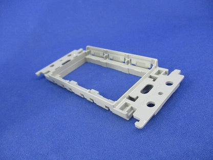 埋込絶縁コンセント取付枠(10個入) WTF3710K