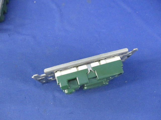 15A・20A兼用埋込アースターミナル付接地コンセント(3個入) WN1932