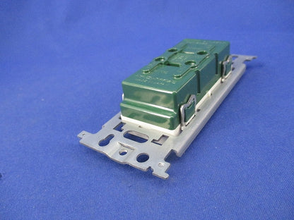 埋込抜け止めダブルコンセント(5個入) WN1062