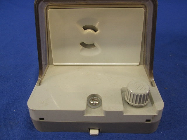 アースターミナル付フル防水コンセント(キズ・汚れ有) WK2111K