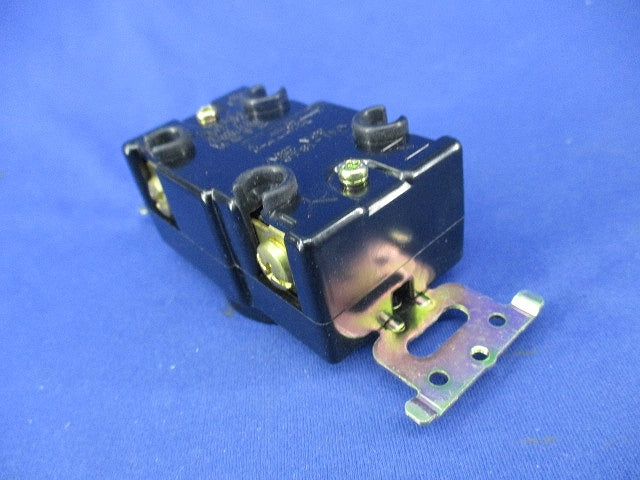 引掛形埋込コンセント3Pアース30A DC2694