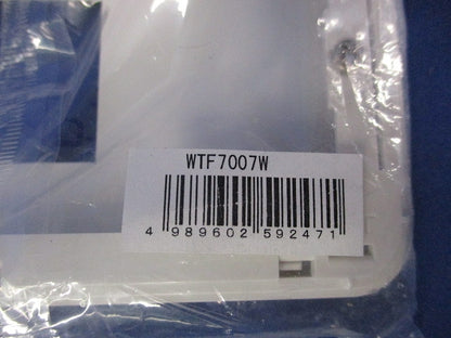 コスモシリーズワイド21 コンセントプレート(7コ用)(５枚入) WTF7007W