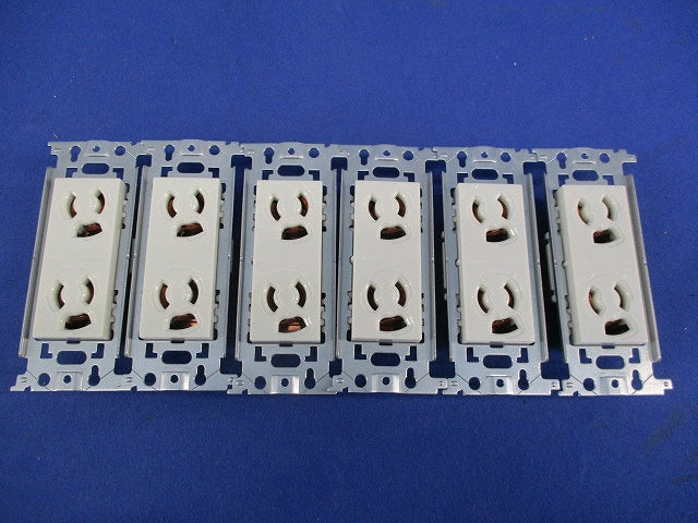 埋込抜け止め接地ダブルコンセント(6個入) WN1162