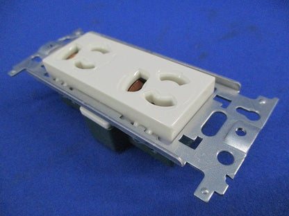 埋込抜け止め接地ダブルコンセント(6個入) WN1162