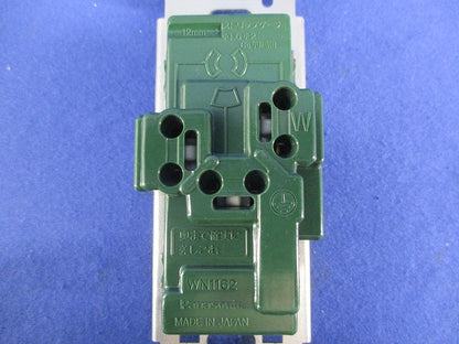 埋込抜け止め接地ダブルコンセント(6個入) WN1162