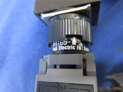 φ16 押しボタンスイッチ(3個入) AH165-TF5W11