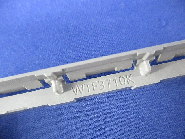 埋込絶縁コンセント取付枠(10個入) WTF3710K