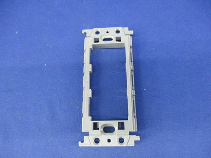 埋込絶縁コンセント取付枠(10個入) WTF3710K