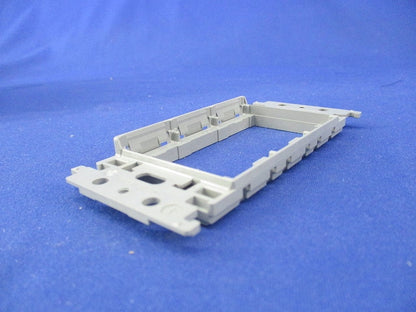 埋込絶縁コンセント取付枠(10個入) WTF3710K