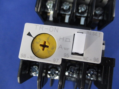 電磁開閉器100V5-8A SC-03+TR-0N