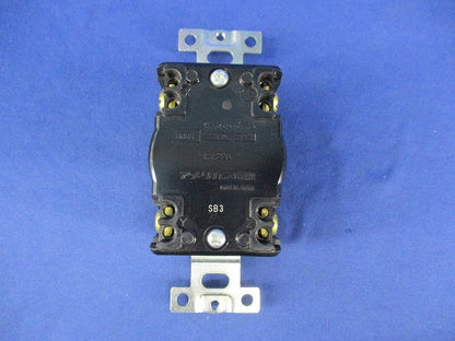 接地形3P20A250V埋込コンセント 4220