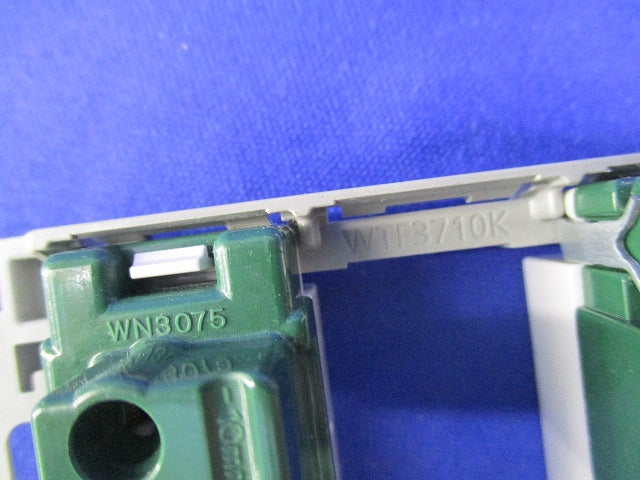 埋込アースターミナル付抜止コンセント(絶縁枠付)(6セット入) WTF10814WK