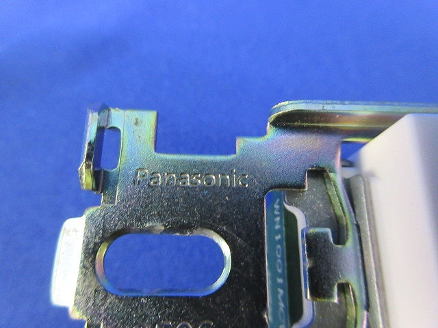 埋込コンセント(取付枠付)(マットセラミックホワイト) WN1001MCW