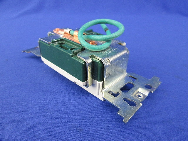 医用埋込アース付ダブルコンセント WN1318K