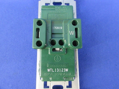 埋込接地ダブルコンセント 金属枠付(7個入) WTL13123W