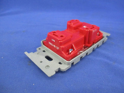 アースターミナル付接地ダブルコンセント(絶縁取付枠付)(4個入) JEC-BN-55GEK+BS-K