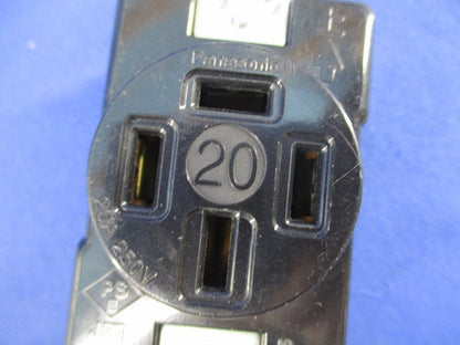 接地3P20A埋込コンセント(メーカー混在3個入) WF1420K