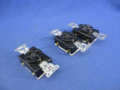 接地3P20A埋込コンセント(メーカー混在3個入) WF1420K