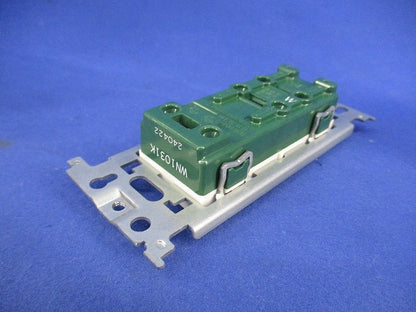 埋込アースターミナル付コンセント(8個入) WN1031K